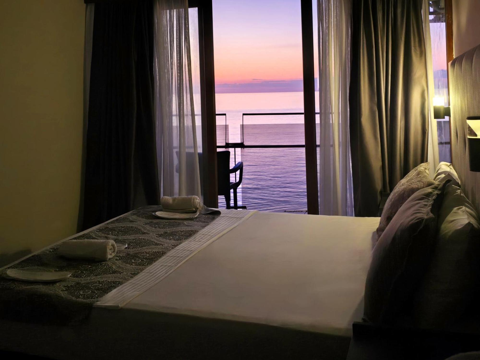 Ashtal Beach Hotel Batumi Ngoại thất bức ảnh